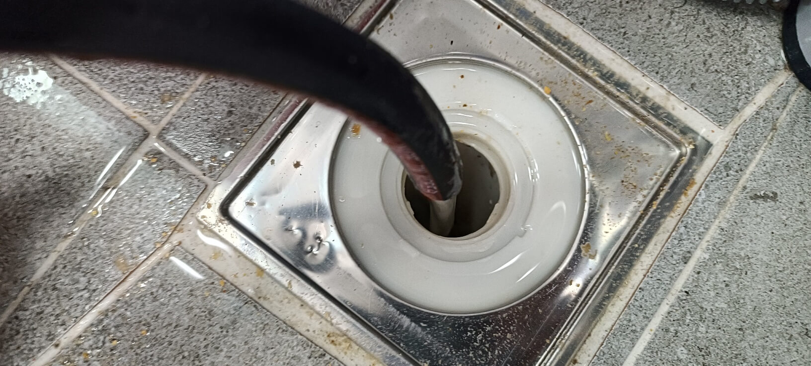 하수구트랩에 물주입하기